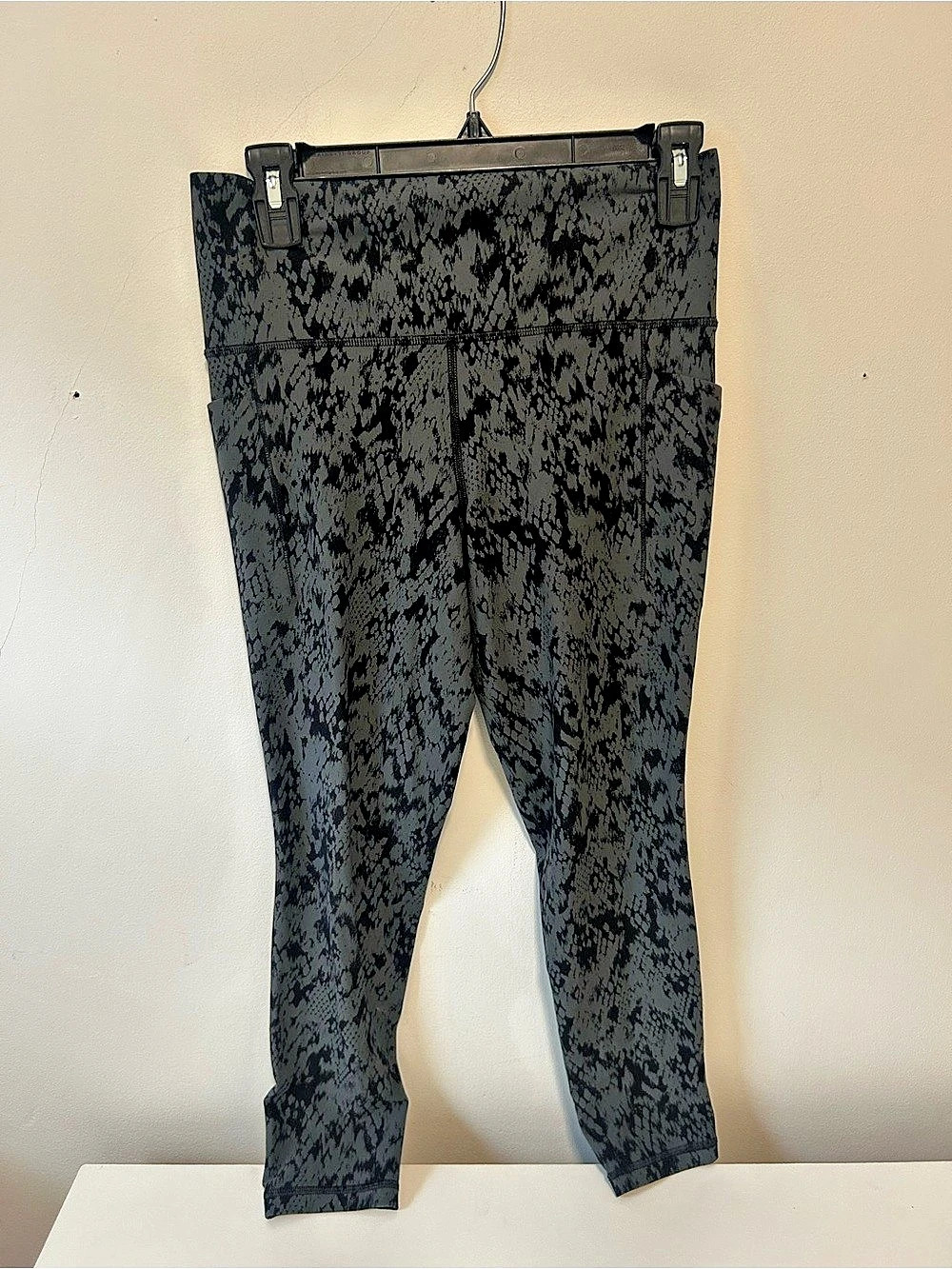 Athleta Salutation Stash Pocket II Printed 7/8 Tight Leggings Black & Gray